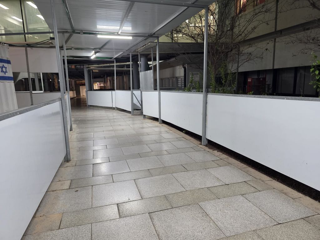 מעבר בטוח להולכי רגל באתר בנייה