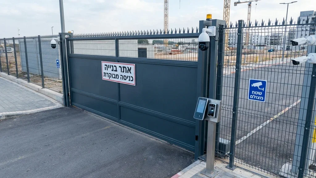 שער כניסה מבוקר משולב בגידור זמני לאתר בניה